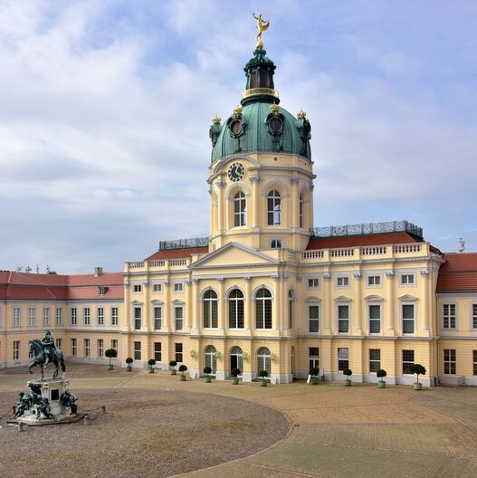 Blick in den Ehrenhof und auf den Mittelbau mit Kuppel des Alten Schlosses 