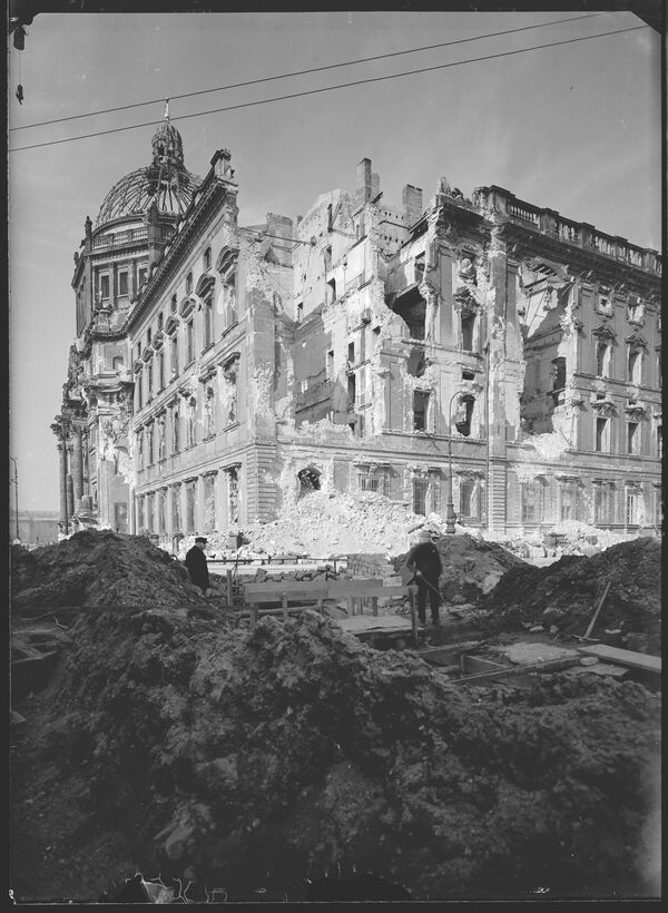Bombenschäden am Berliner Schloss , Schlossfreiheit / Ecke Schloßplatz. Aufnahmedatum: Februar 1945