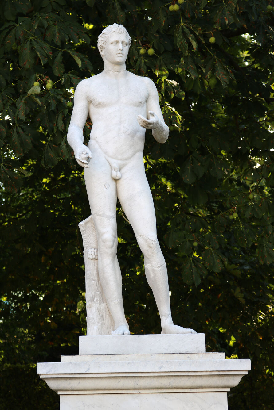 Carl Heinrich Eduard Stützel: Athlet mit Salbgefäß, Marmor, 1858, Skulpt.slg. 739. Die Skulptur geht auf ein antikes Original aus dem 4. Jahrhundert v. Chr. zurück.
