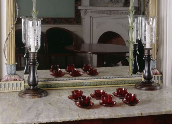 Blick auf Konsoltisch mit Rubinglaskoppchen und Windlichtern im Teezimmer im Erdgeschoss des Schlosses auf der Pfaueninsel