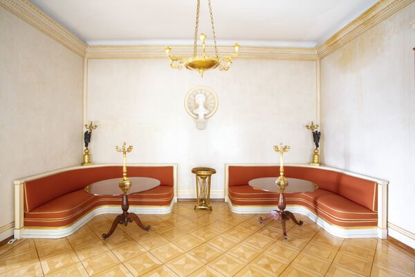 Blick in den Weißen Salon im Schloss Glienicke mit rot-braunen Sofas