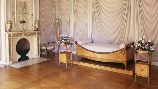 Schlafzimmer der Königin Luise im Neuen Flügel mit Bett, Kamin und drapierten Vorhängen an den Wänden
