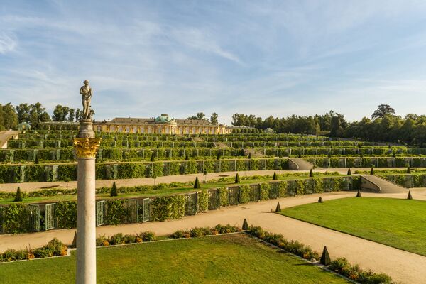 Blick über die Terrassen auf das Schloss Sanssouci, im Vordergrund die Statue der Venus von Medici.