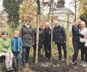 Mit Sanssouci »verwurzelt«: Familie Prager mit frisch gepflanztem Baum vor dem Freundschaftstempel