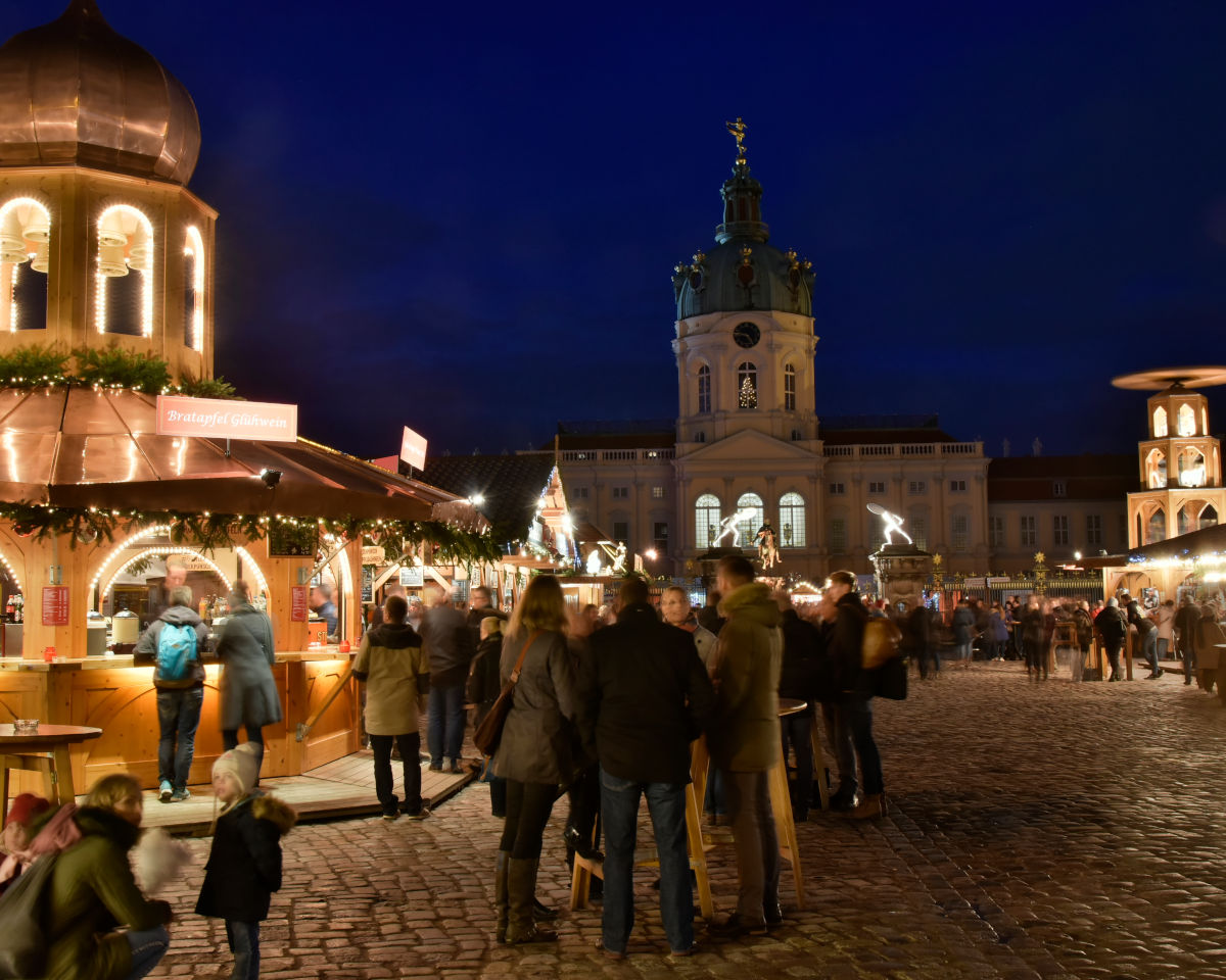 Weihnachtsmarkt vor dem Schloss Charlottenburg Berlins romantischster