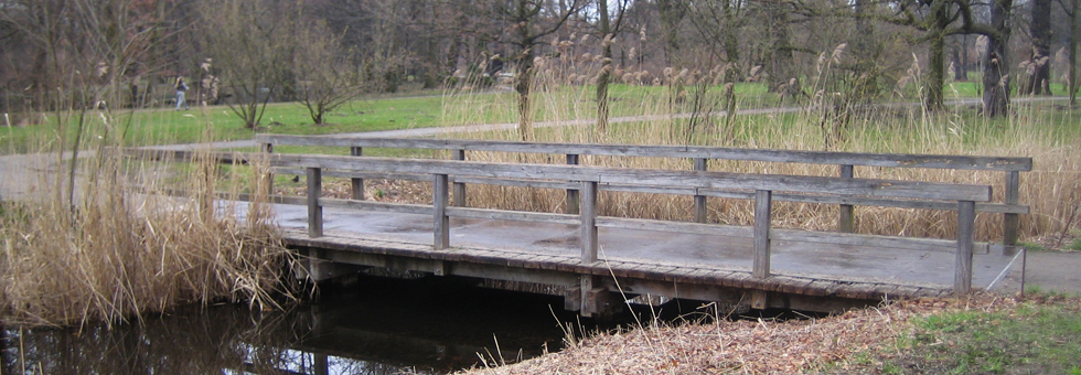 Brücke zur Luiseninsel im Schlosspark Charlottenburg